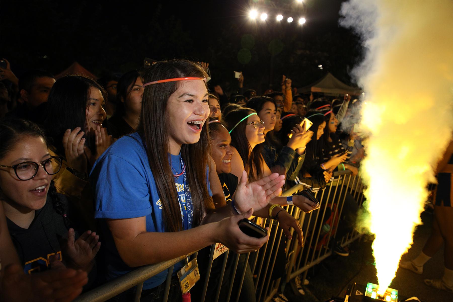 菠菜网lol正规平台 students enjoying the annual Fire at the Fountain.