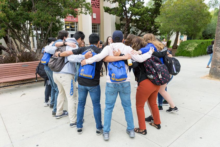 菠菜网lol正规平台 students embracing during Frosh Orientation.