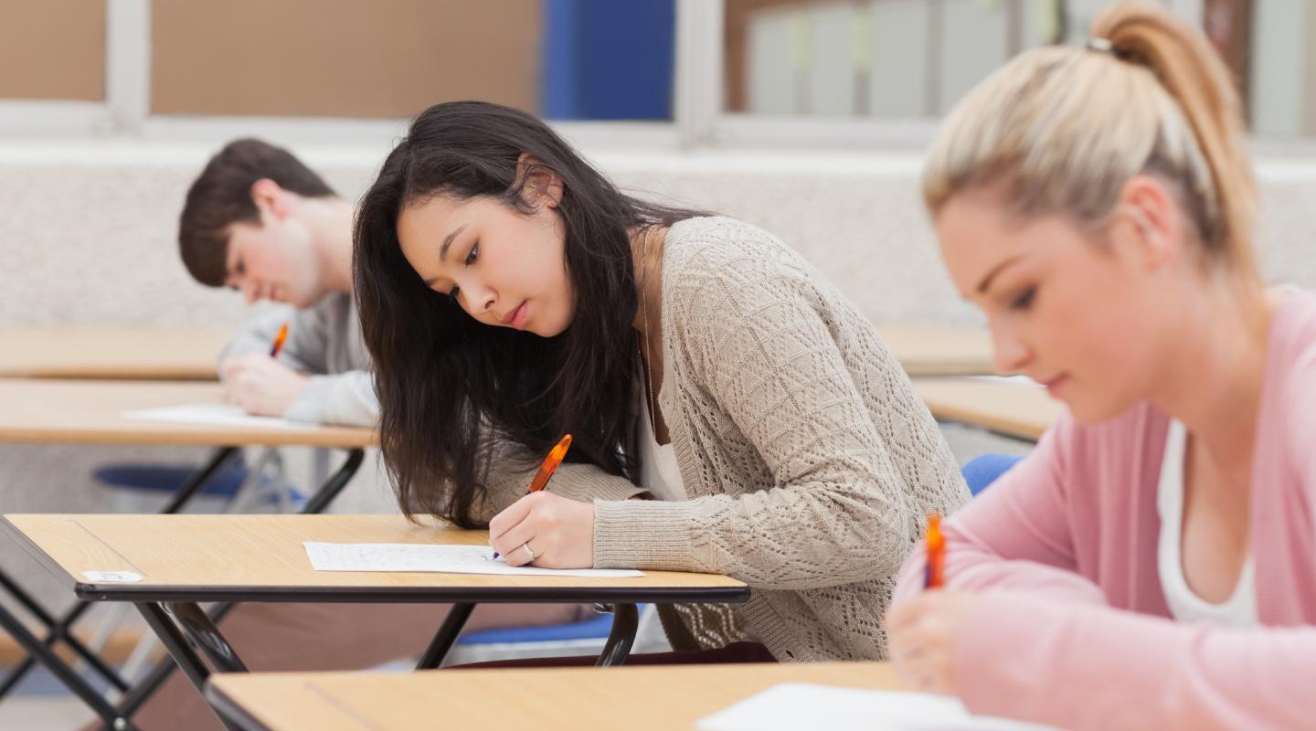 三个学生在教室里考试.